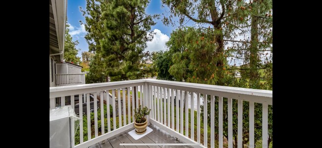 Building Photo - 15094 Avenida Venusto