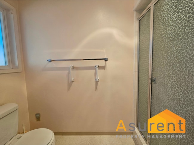 Building Photo - Two Bedroom- Two Full Bathroom Home in des...