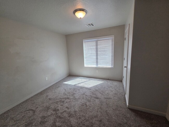 Building Photo - Spacious 4 Bedroom Home!
