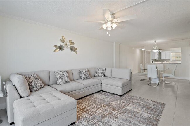 Building Photo - 1051 Hillsboro Mile