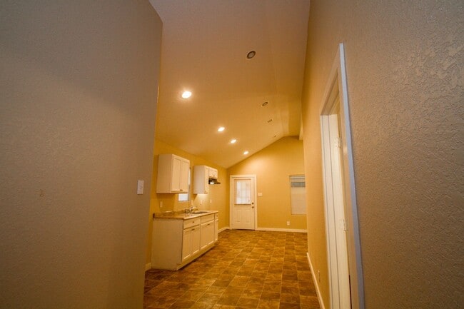 Building Photo - 526 Cooper St