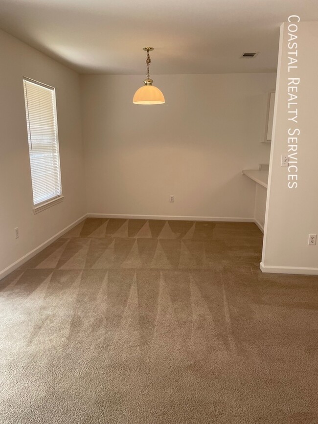 Building Photo - 879 Fairview Dr
