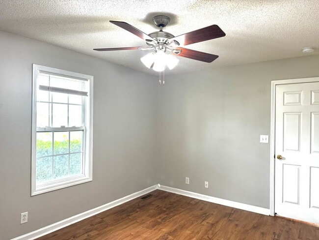 Building Photo - 3 bedroom in Oak Grove