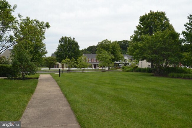 Building Photo - 806 Wren Ln