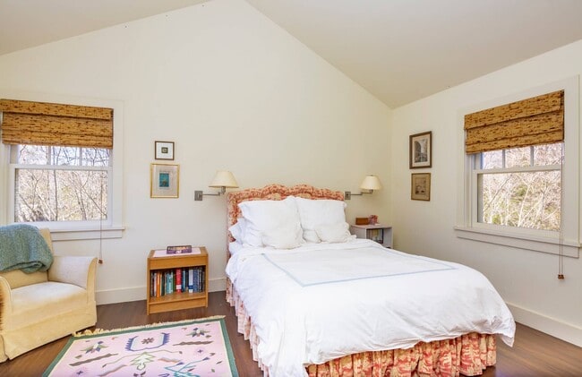 Building Photo - 27 Horseshoe Dr N