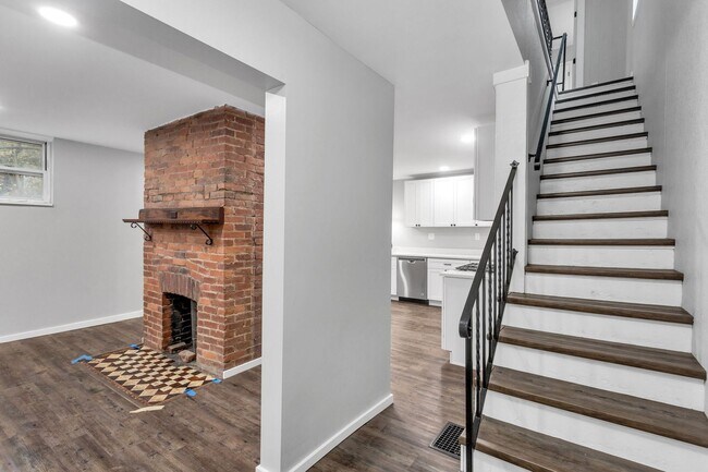 Building Photo - 4 Bed 2 Bath - Newly updated Shadyside home