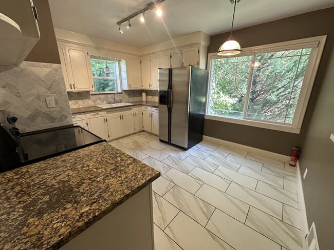 Building Photo - 1376 Darling St