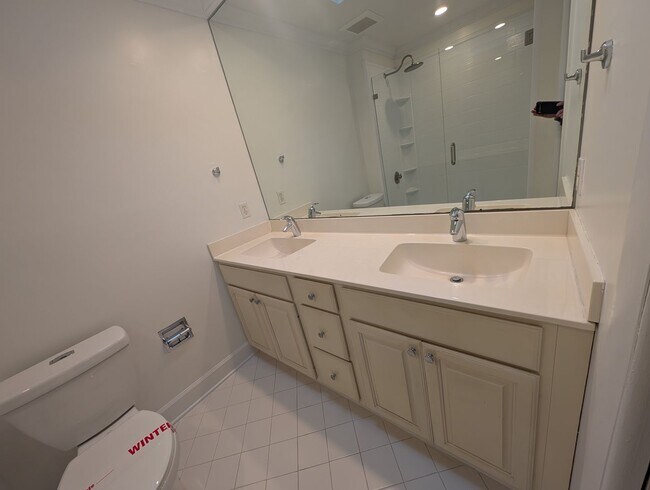 Building Photo - Charming 4 bedroom, 2.5 bath home located in the Raintree Community!