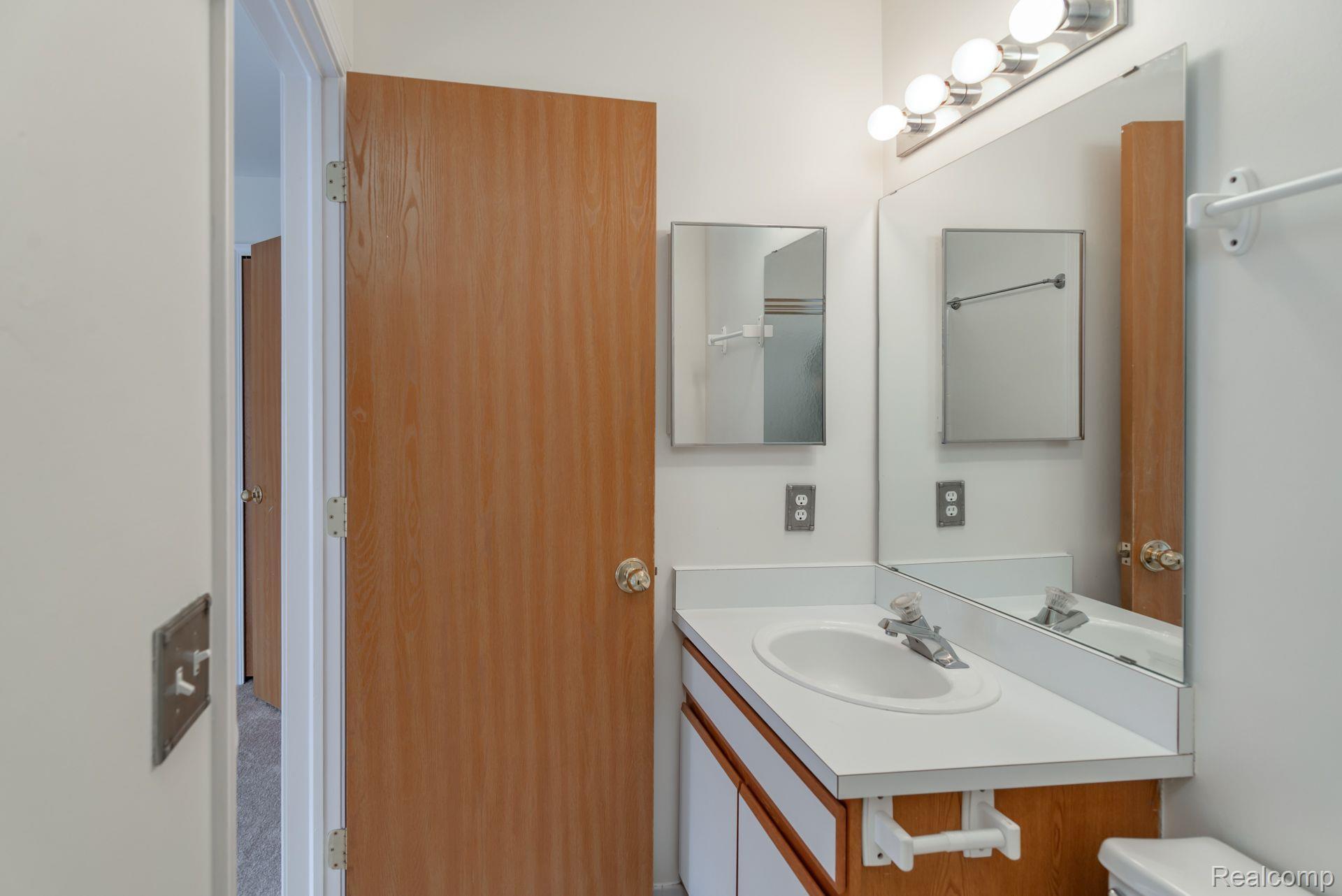 Building Photo - 42741 Lilley Pointe Dr