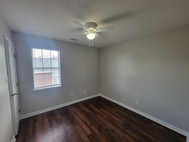 Building Photo - 554 Jackson St