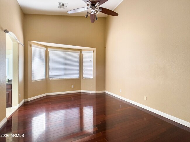 Building Photo - 1084 N Martingale Rd