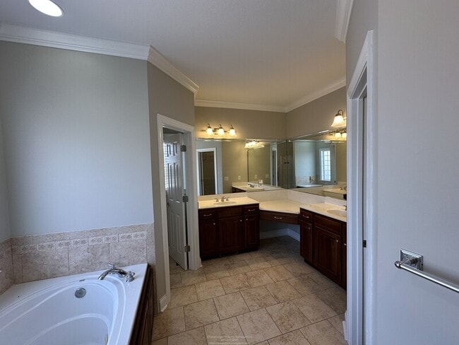 Building Photo - 5511 Ginkgo Rd