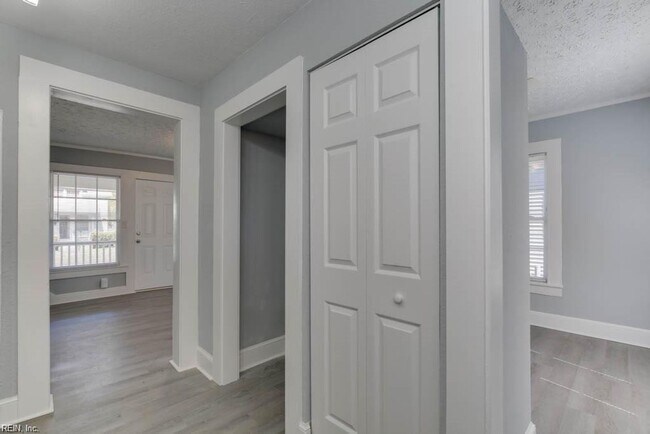 Building Photo - 2bedroom Townhouse Duplex- Huge Yard. May 1 move  in!!!