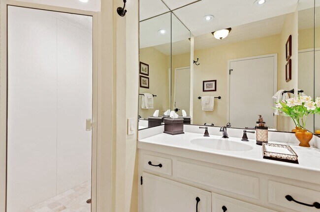 Building Photo - 525 Las Palmas Dr