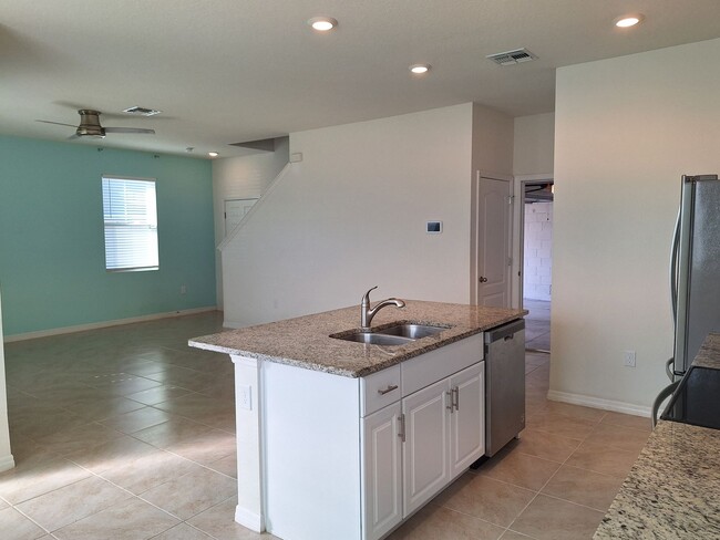 Building Photo - 3BR 2.5BA VENETIAN BAY TOWNHOME