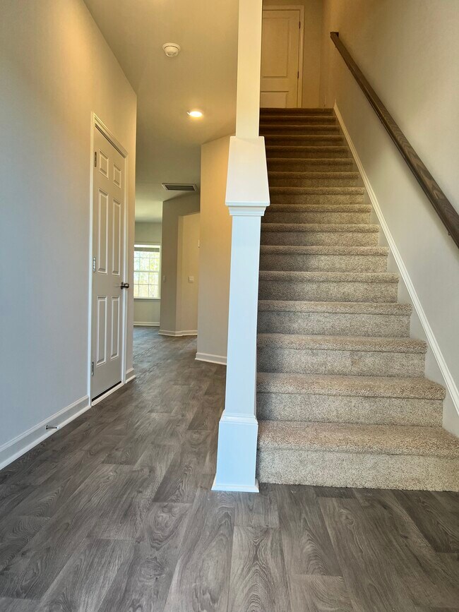 Building Photo - 331 David Hl Dr