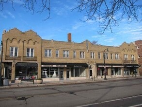 Building Photo - Available July or August 2026 Gorgeous 1-bedroom apartment in Shorewood with Free Heat