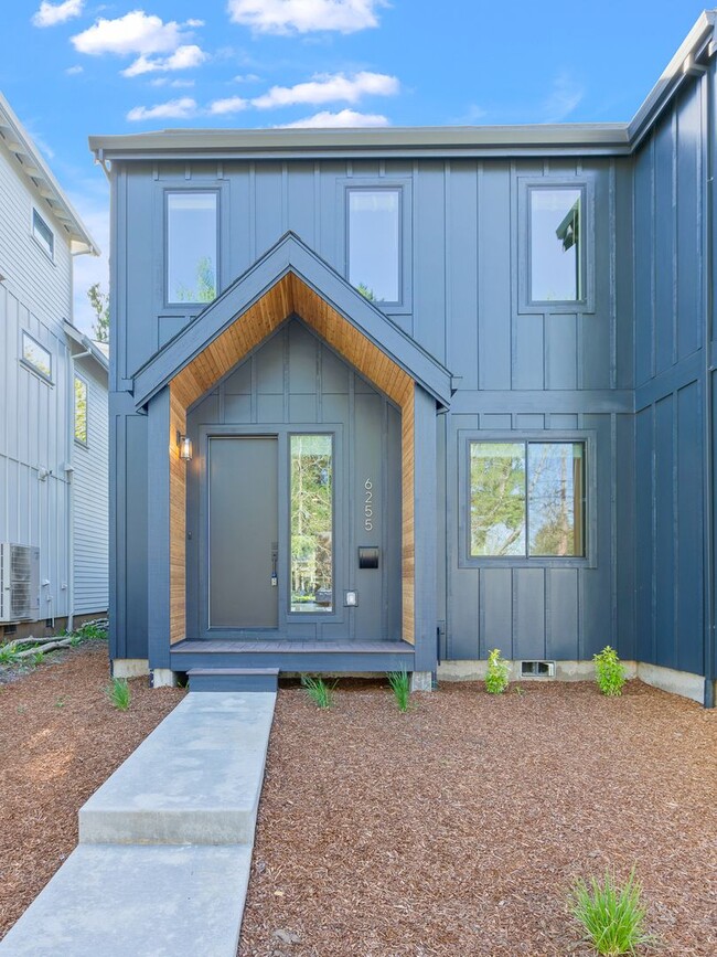 Building Photo - 3bed/2.5 Bath Duplex Unit New Construction...