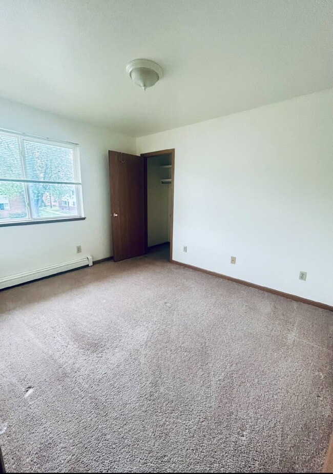 Building Photo - Available now! 2 bedroom, 1 bath apartment...