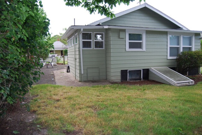 Building Photo - Cute 1 Bedroom 2 Bath Home Carlton OR