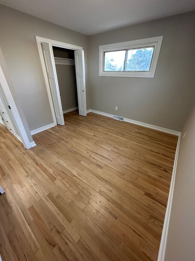 Building Photo - 3 Bedroom, 1 Bathroom House with Attached Garage