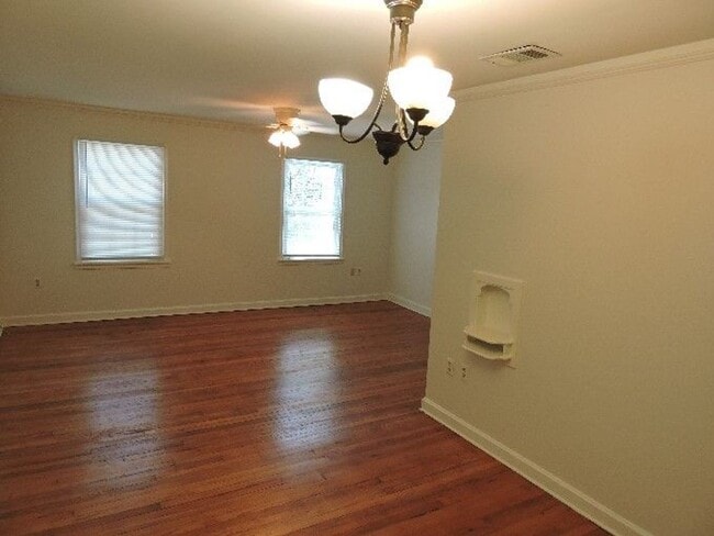 Building Photo - Fantastic 1/2 of Duplex in Desirable Garde...