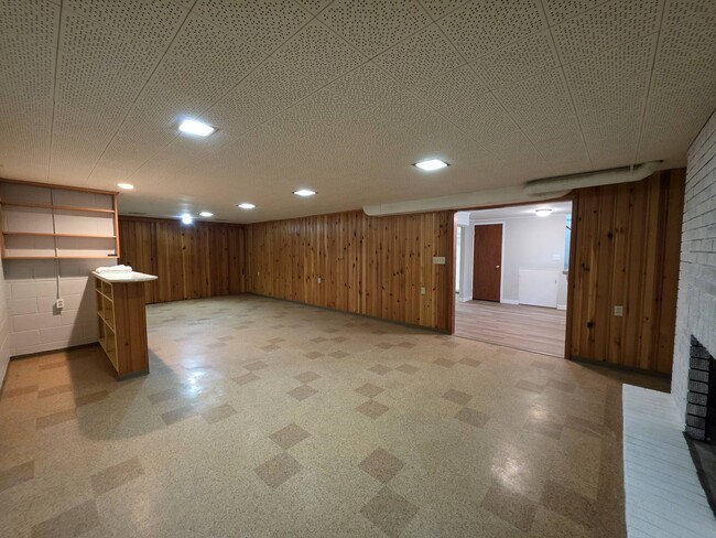 Building Photo - 821 N Rd 48