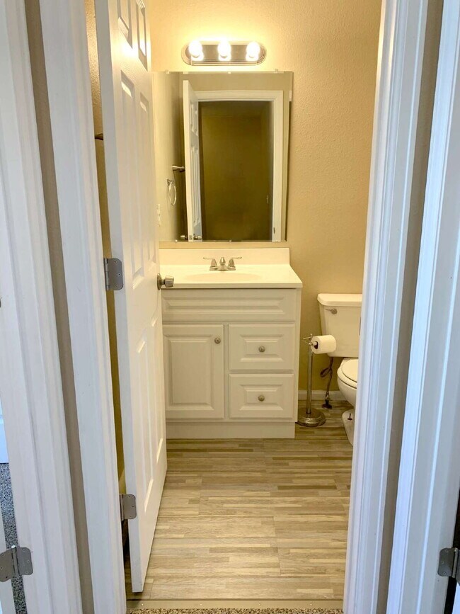 Building Photo - "Spacious 4-Bedroom Haven with 2 Full Baths in Prime Fort Collins Location!"