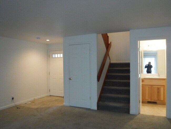 Building Photo - 2 Bed/2 Bath Apartment Located Near OSU/COCC Campus - Attached Garage