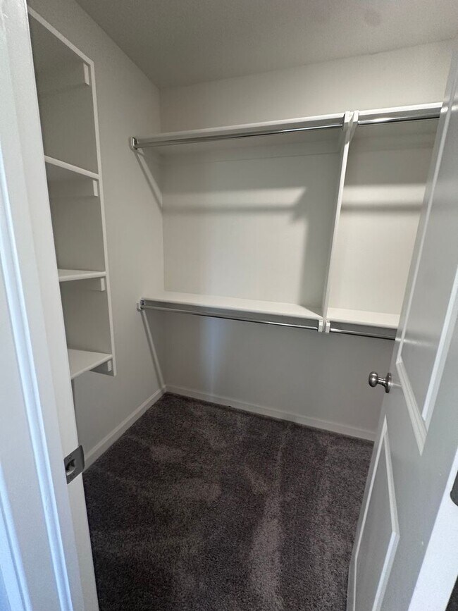 Building Photo - Beautiful New Home - First Month Free!