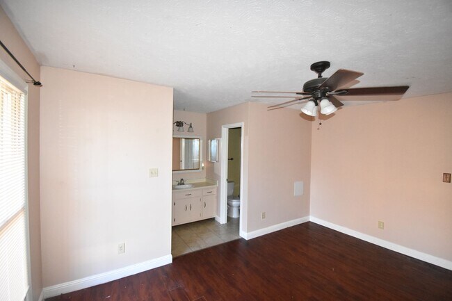 Building Photo - 957 Kennesaw Dr