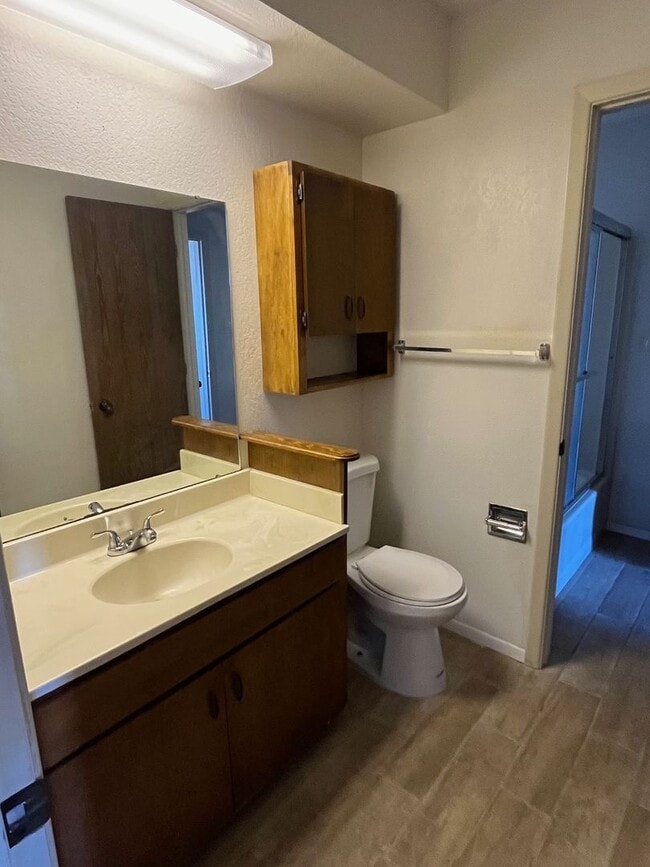 Building Photo - 2 Bedroom, 2 Bath Townhouse