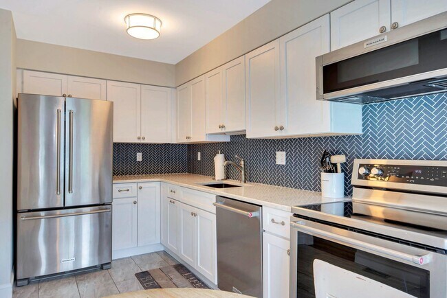 Building Photo - 2555 Youngs Ave