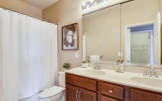 Building Photo - Stunning 2bd/2.5ba TH nestled within the prestigious Belmont Country Club!