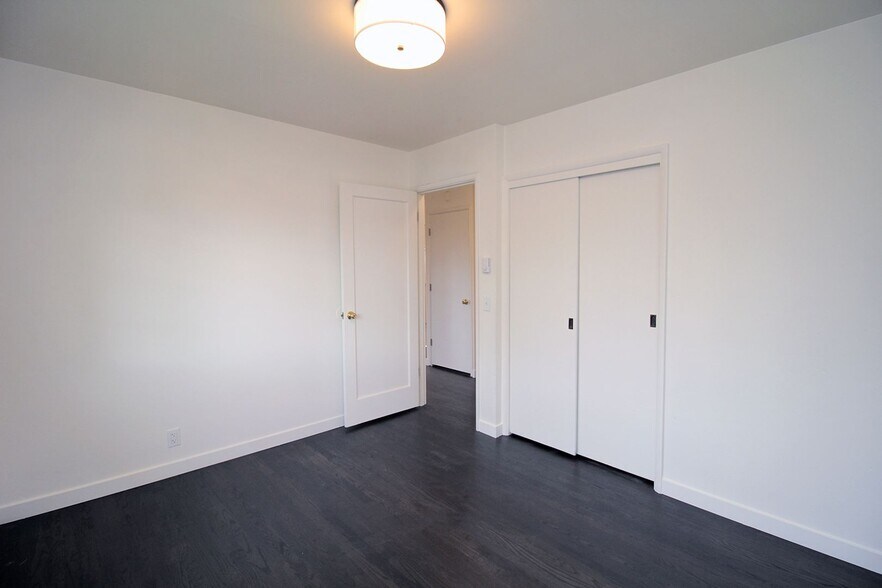 Building Photo - 5535-5535 SE 17th Ave