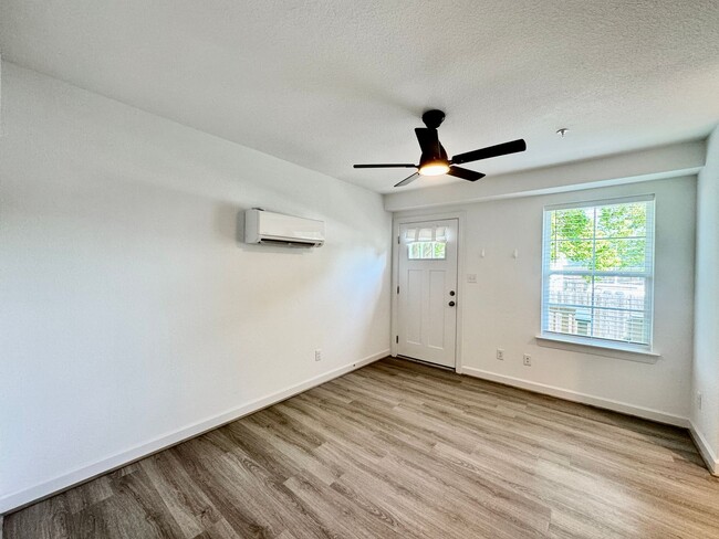 Building Photo - Practically New & Available May 1st! Luxur...
