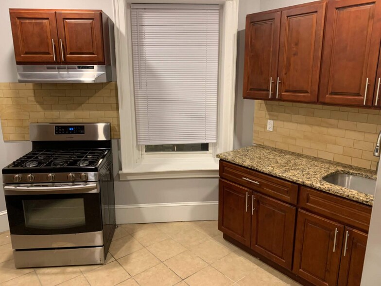 Building Photo - 530 King St