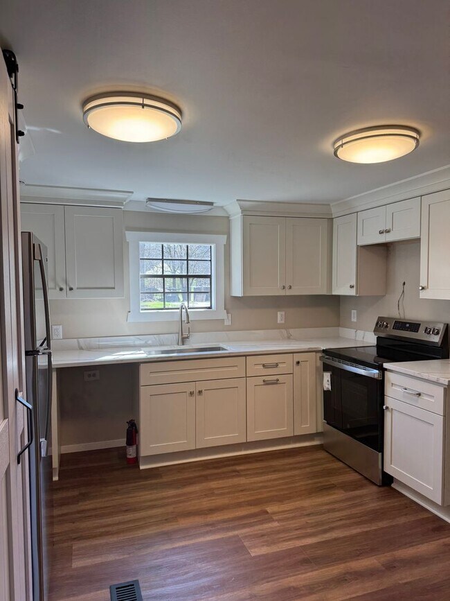 Building Photo - Fully Renovated Secluded 3 Bedroom Rancher!