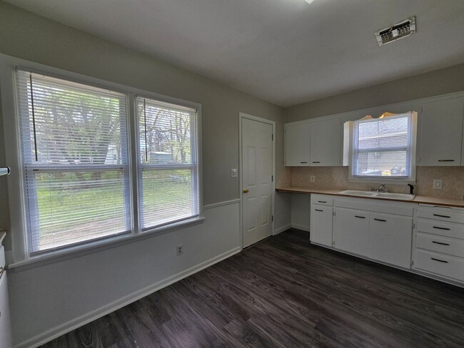 Building Photo - 3 bed 1 bath in Tecumseh!