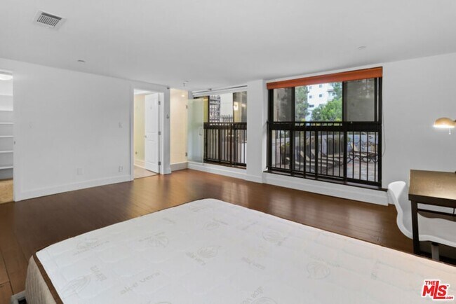 Building Photo - 10982 Roebling Ave