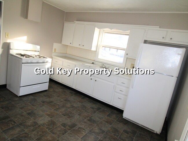 Building Photo - 3 BR 1 BA House with Garage and Enclosed Porch (NO SECTION 8)