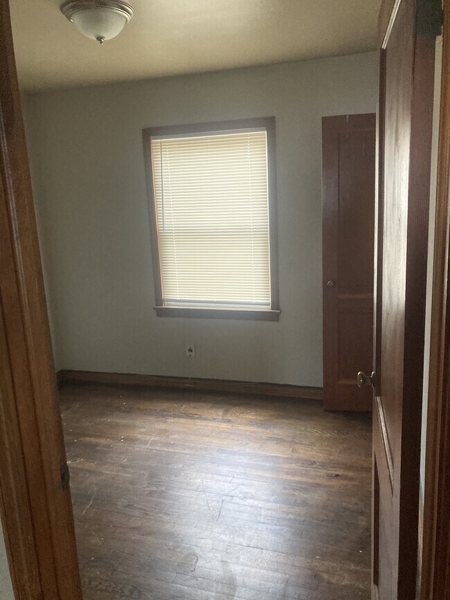 Building Photo - 910 Bell Dr