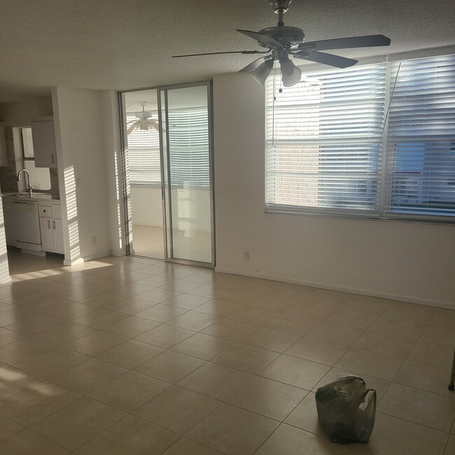 Building Photo - 7875 Margate Blvd