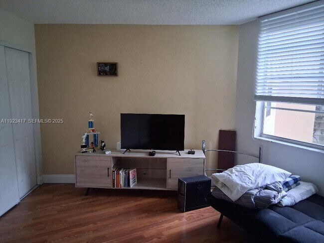 Building Photo - 1400 St Charles Pl