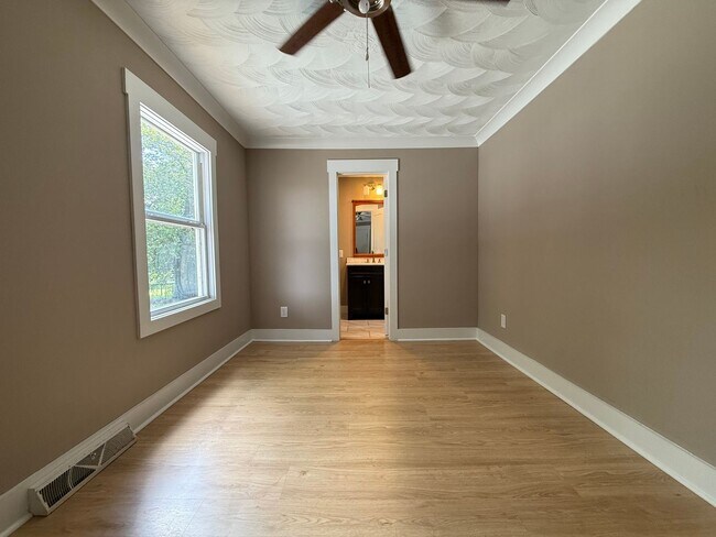 Building Photo - 4 Bedroom/2 Bath Home for Rent