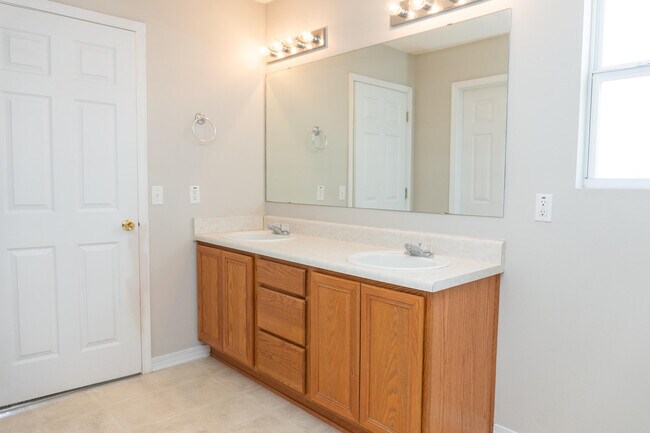 Building Photo - 465 Jillian Dr