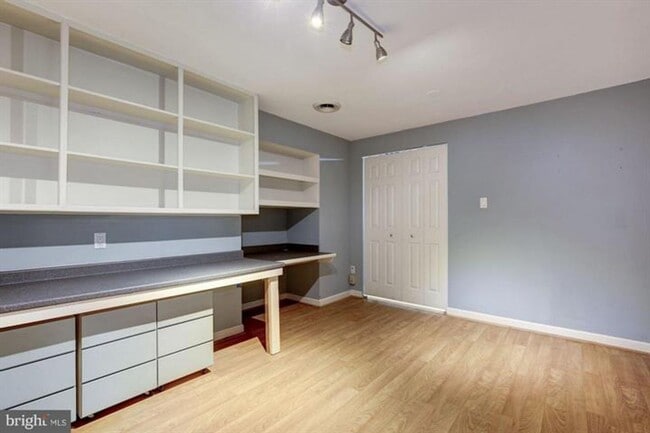Building Photo - Two Primary Suite Townhouse