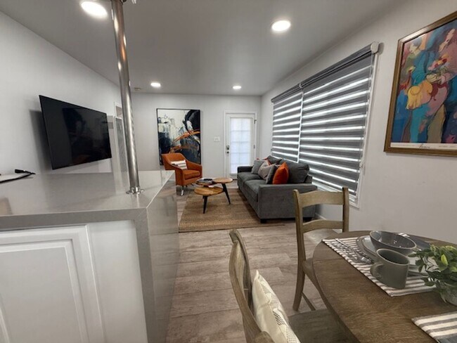 Building Photo - 423