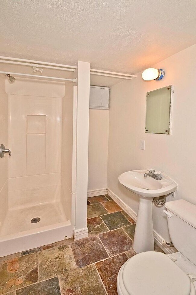 Building Photo - Coveted Northend Location! Spacious 5 bedr...