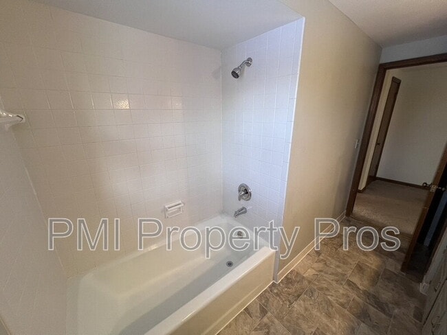 Building Photo - 3204 Chateau Ct